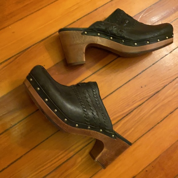 UGG Clogs - Picture 6 of 6